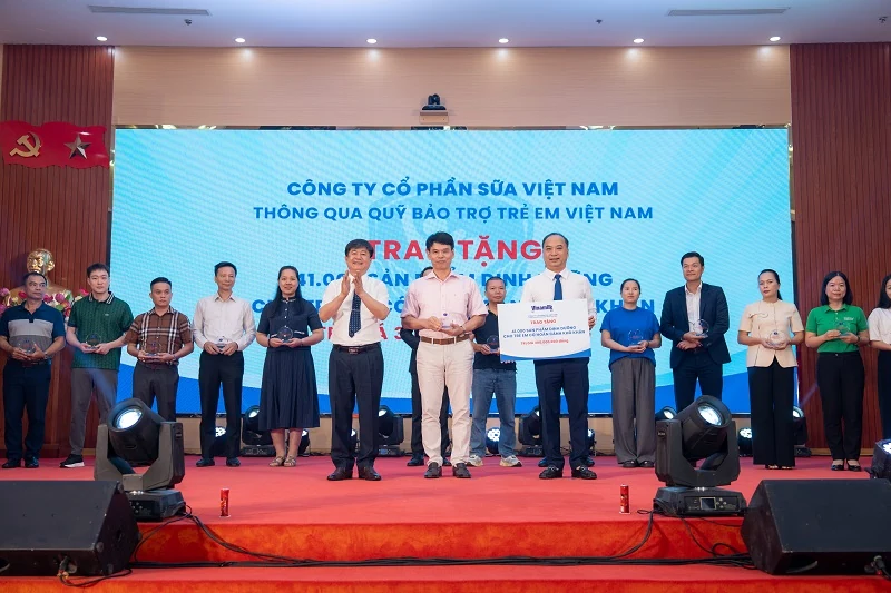 Gần 70.000 hộp sữa được trao tặng trẻ em khó khăn, khởi đầu “Tháng của trẻ em” đầy ý nghĩa