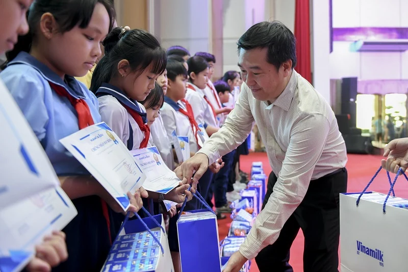 Gần 70.000 hộp sữa được trao tặng trẻ em khó khăn, khởi đầu “Tháng của trẻ em” đầy ý nghĩa