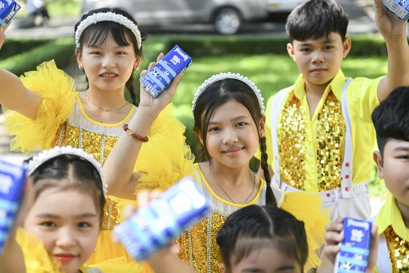 Gần 70.000 hộp sữa được trao tặng trẻ em khó khăn, khởi đầu “Tháng của trẻ em” đầy ý nghĩa