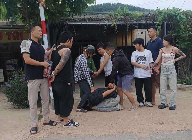 Bắt giữ 4 nghi vao m88 xịt hơi cay, cướp ô tô trong đêm