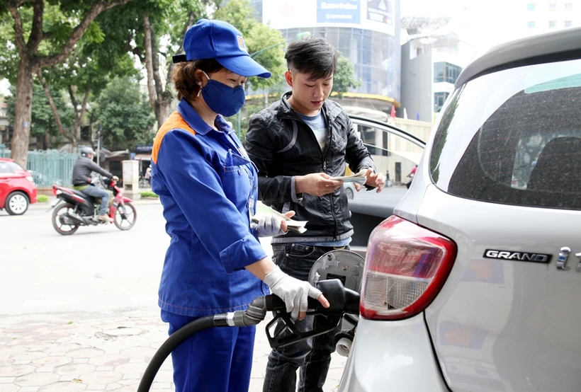 Giá xăng RON95-III tăng 3 lần liên tiếp, lên sát ngưỡng 20.000 đồng/lít