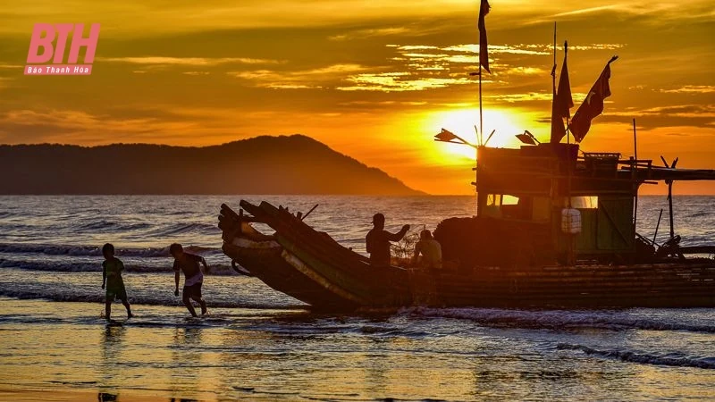Bình minh ở làng chài ven biển xứ Thanh