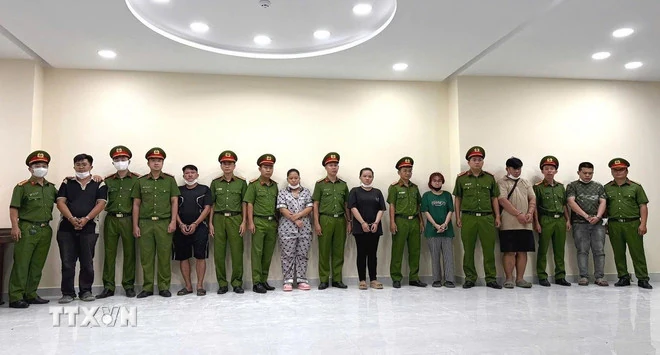 Triệt phá đường dây sản xuất nước hoa giả cực lớn