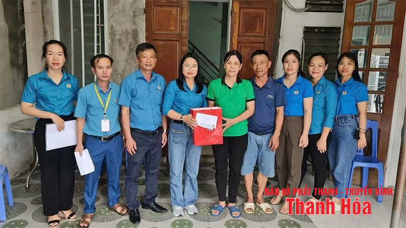 Công nhân, viên chức, lao động thi đua làm theo lời Bác