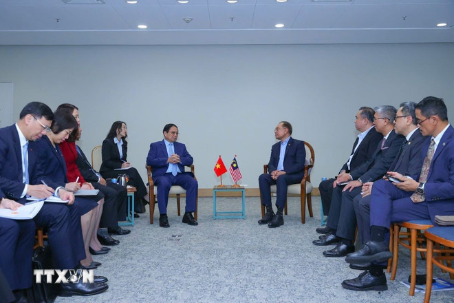 Thủ tướng Phạm Minh Chính gặp Thủ tướng Malaysia nhân Hội nghị BRICS