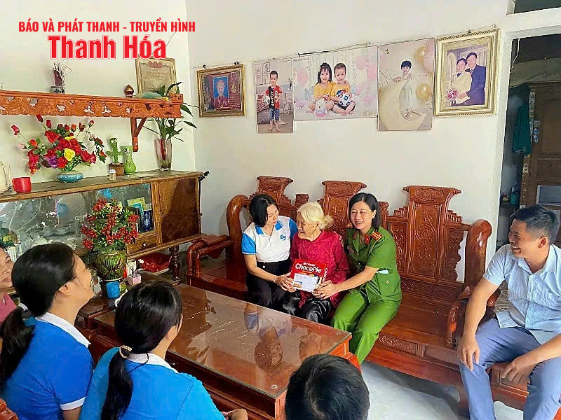 Thăm, tặng quà Mẹ Việt Nam Anh hùng, người có công với cách mạng