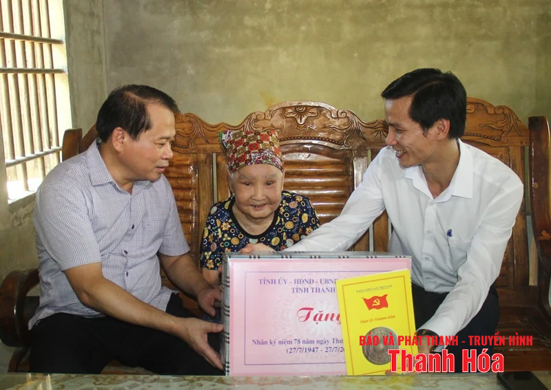 Trưởng Ban Tổ chức Tỉnh ủy Nguyễn Văn Hùng thăm, tặng quà tri ân các gia đình chính sách tại xã Thanh Kỳ