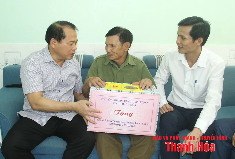 Trưởng Ban Tổ chức Tỉnh ủy Nguyễn Văn Hùng thăm, tặng quà tri ân các gia đình chính sách tại xã Thanh Kỳ