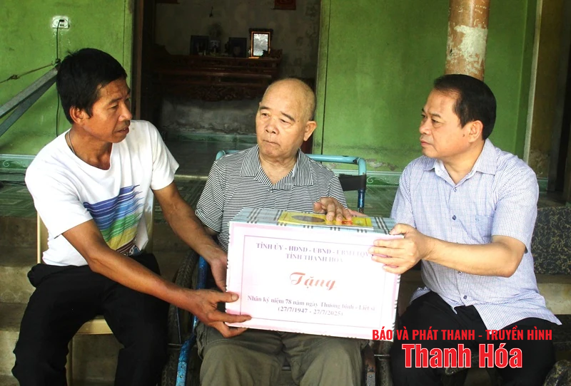 Trưởng Ban Tổ chức Tỉnh ủy Nguyễn Văn Hùng thăm, tặng quà tri ân các gia đình chính sách tại xã Thanh Kỳ