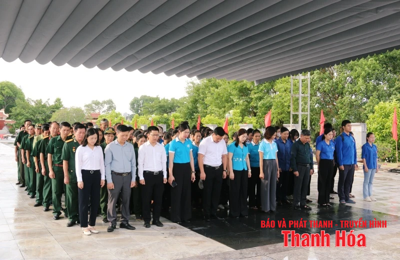 Dâng hương và ra quân dọn vệ sinh môi môi trường tại Nghĩa trang liệt sỹ Hàm Rồng