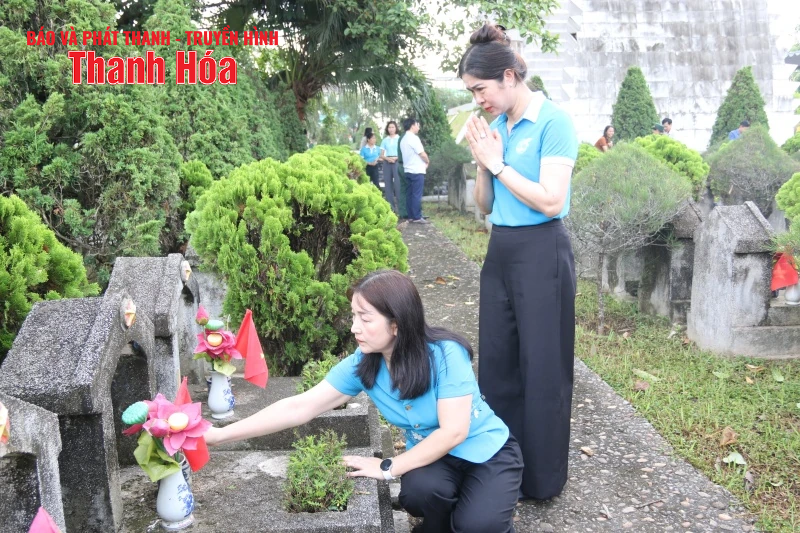 Dâng hương và ra quân dọn vệ sinh môi môi trường tại Nghĩa trang liệt sỹ Hàm Rồng