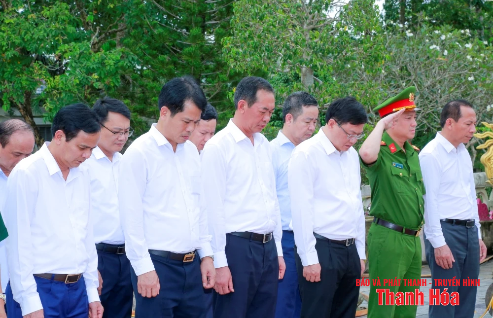 Đoàn đại biểu m88 trang chủ Thanh Hóa viếng các nghĩa trang liệt sỹ tại TP Cần Thơ