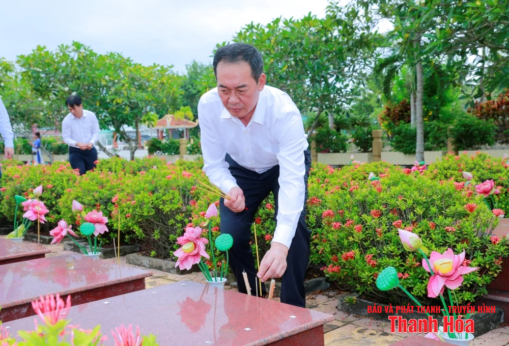 Đoàn đại biểu m88 trang chủ Thanh Hóa viếng các nghĩa trang liệt sỹ tại TP Cần Thơ