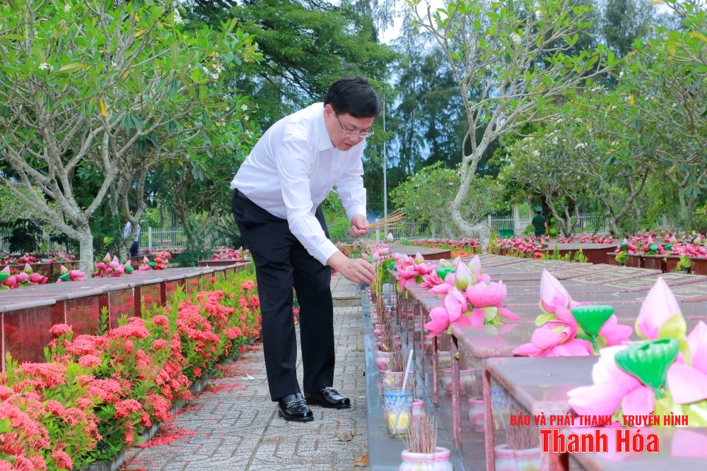 Đoàn đại biểu m88 trang chủ Thanh Hóa viếng các nghĩa trang liệt sỹ tại TP Cần Thơ