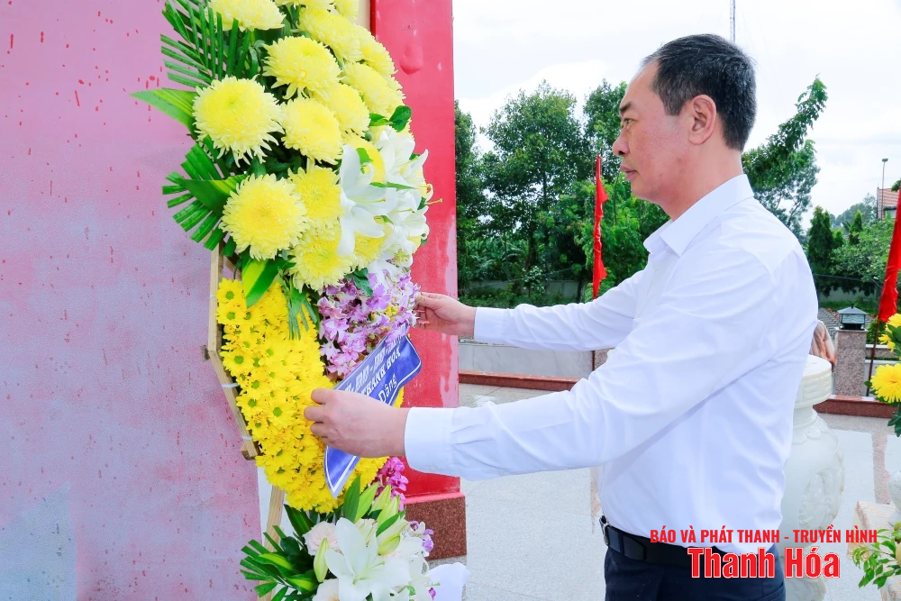 Đoàn đại biểu m88 trang chủ Thanh Hóa viếng các nghĩa trang liệt sỹ tại TP Cần Thơ