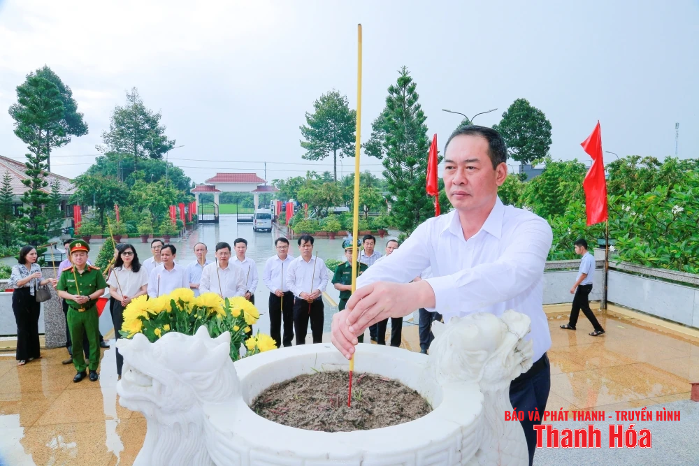 Đoàn đại biểu m88 trang chủ Thanh Hóa viếng các nghĩa trang liệt sỹ tại TP Cần Thơ