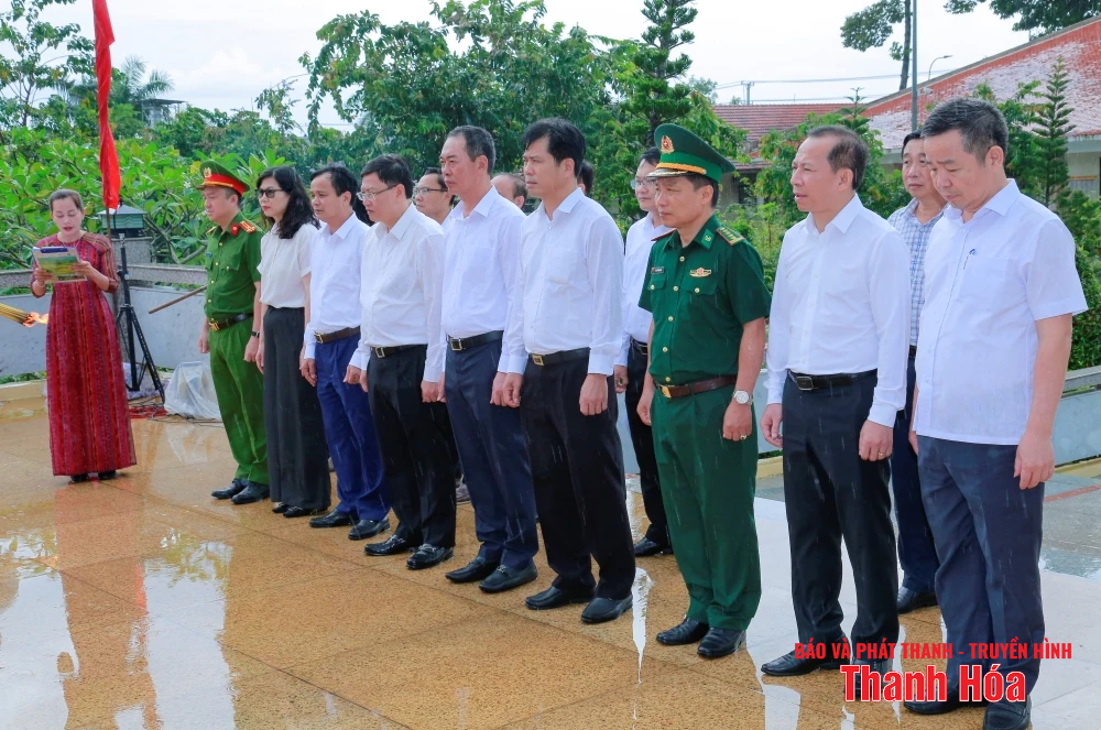 Đoàn đại biểu m88 trang chủ Thanh Hóa viếng các nghĩa trang liệt sỹ tại TP Cần Thơ