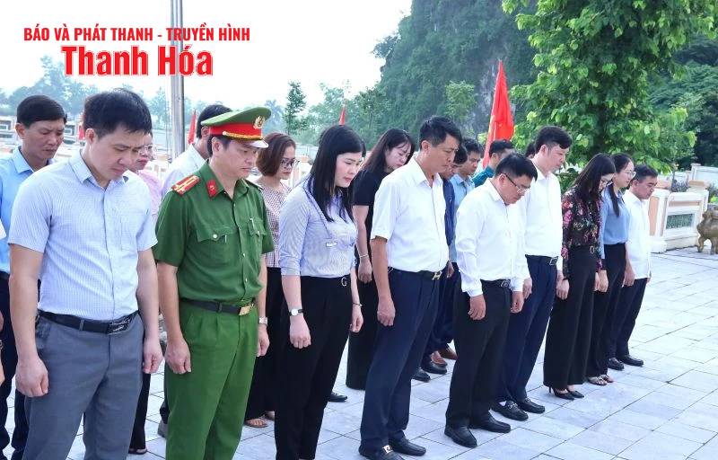 Trưởng Ban Quản lý KKT Nghi Sơn và link đăng nhập m88 KCN thăm hỏi, tặng quà gia đình chính sách
