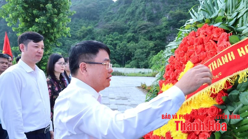 Trưởng Ban Quản lý KKT Nghi Sơn và link đăng nhập m88 KCN thăm hỏi, tặng quà gia đình chính sách