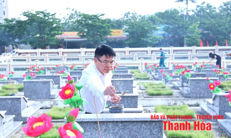 Trưởng Ban Quản lý KKT Nghi Sơn và link đăng nhập m88 KCN thăm hỏi, tặng quà gia đình chính sách