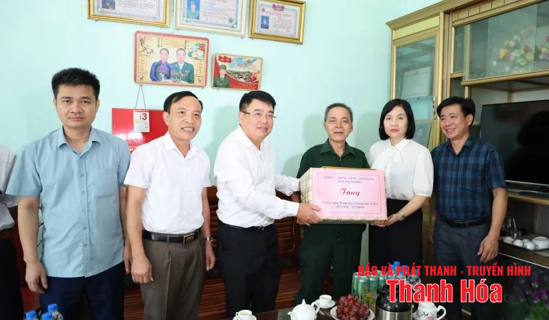 Trưởng Ban Quản lý KKT Nghi Sơn và link đăng nhập m88 KCN thăm hỏi, tặng quà gia đình chính sách