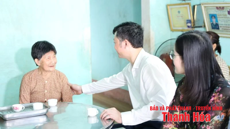 Trưởng Ban Quản lý KKT Nghi Sơn và link đăng nhập m88 KCN thăm hỏi, tặng quà gia đình chính sách