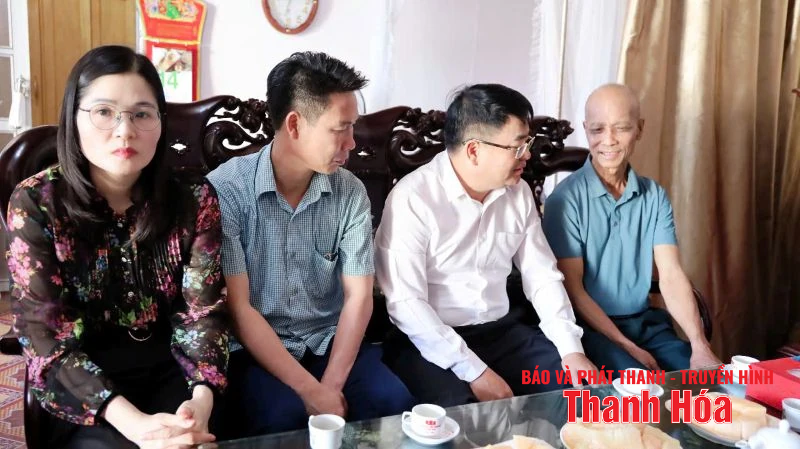 Trưởng Ban Quản lý KKT Nghi Sơn và link đăng nhập m88 KCN thăm hỏi, tặng quà gia đình chính sách