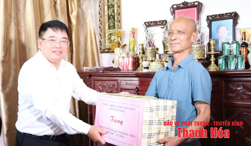 Trưởng Ban Quản lý KKT Nghi Sơn và link đăng nhập m88 KCN thăm hỏi, tặng quà gia đình chính sách