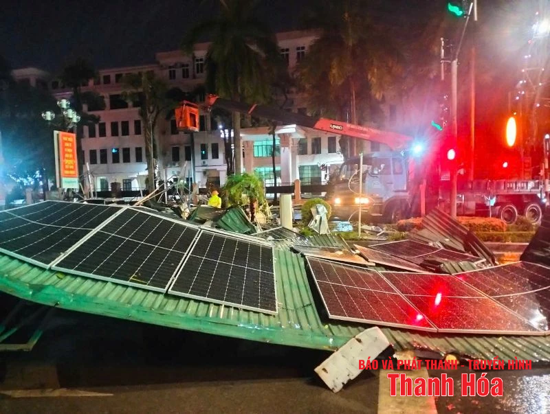 Lực lượng chức năng ứng cứu kịp thời, xử lý sự cố giao thông tê liệt do mưa dông