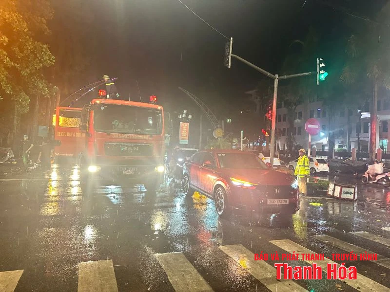 Ngã tư Đại lộ Lê Lợi lưu thông bình thường sau sự cố mái tôn đổ sập do mưa bão