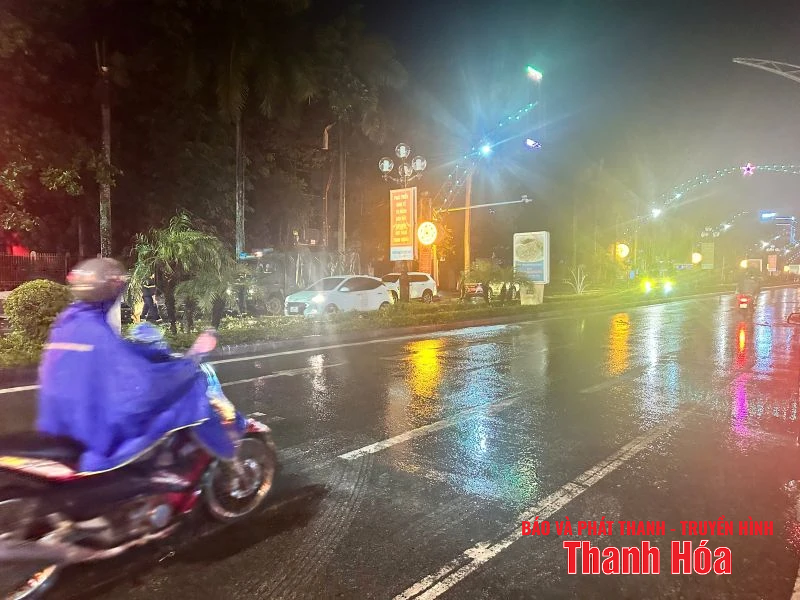 Ngã tư Đại lộ Lê Lợi lưu thông bình thường sau sự cố mái tôn đổ sập do mưa bão