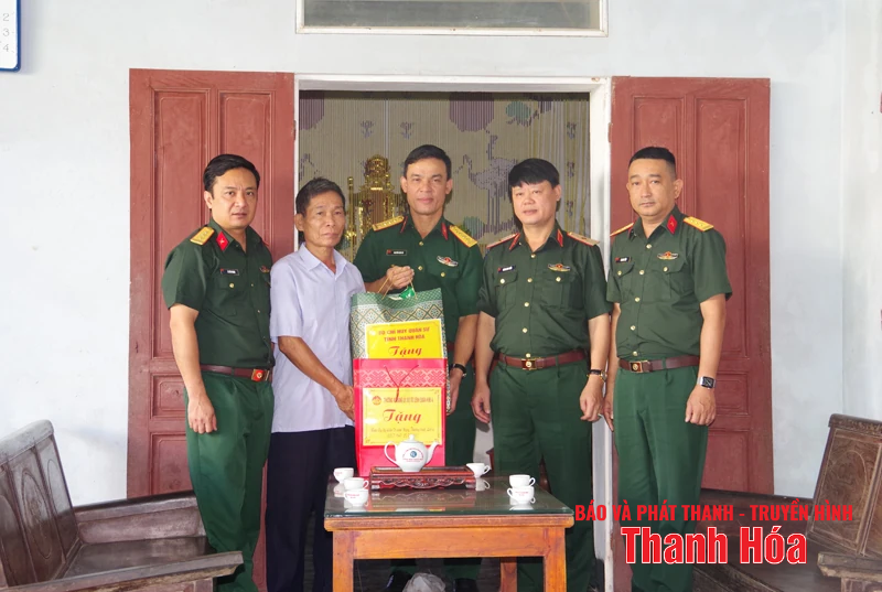 Bộ Tư lệnh Quân khu 4 thăm, tặng quà người có công trên địa bàn tỉnh Thanh Hóa