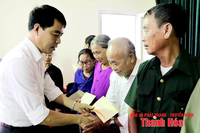 Trao tặng 112 suất quà tri ân cựu thanh niên xung phong
