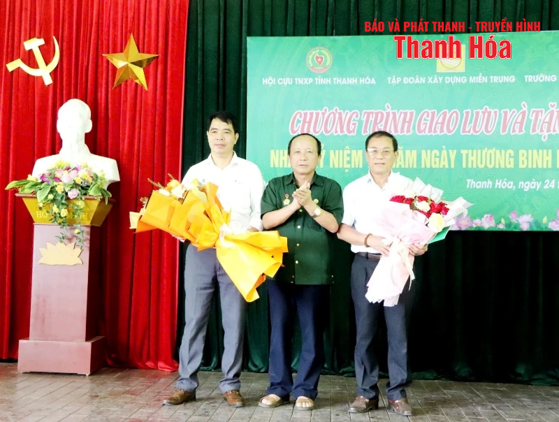 Trao tặng 112 suất quà tri ân cựu thanh niên xung phong