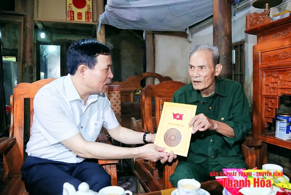 Phó Bí thư Thường trực Tỉnh ủy Lại Thế Nguyên viếng nghĩa trang liệt sĩ và thăm, tặng quà gia đình chính sách