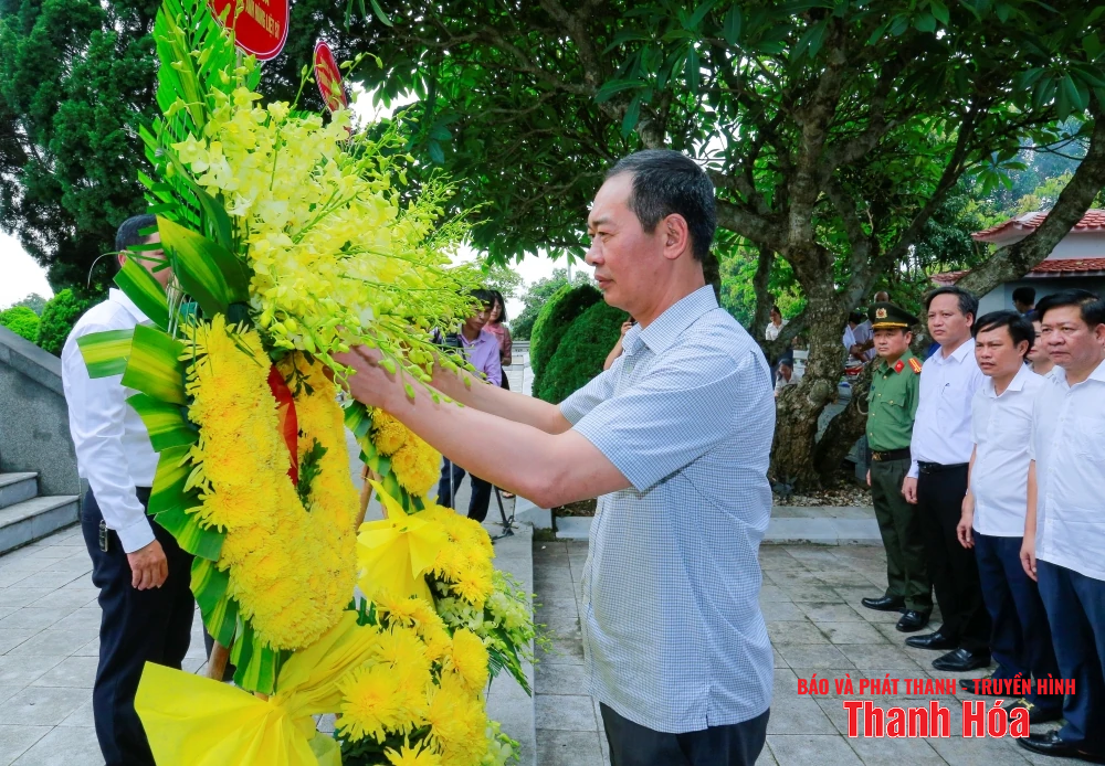 Phó Bí thư Tỉnh ủy, Chủ tịch Ủy ban MTTQ tỉnh Trịnh Tuấn Sinh thăm, tặng quà các gia đình chính sách