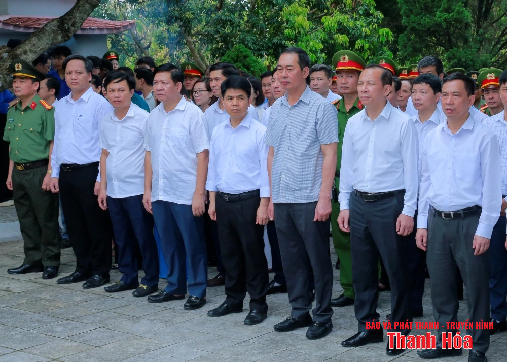 Phó Bí thư Tỉnh ủy, Chủ tịch Ủy ban MTTQ tỉnh Trịnh Tuấn Sinh thăm, tặng quà các gia đình chính sách