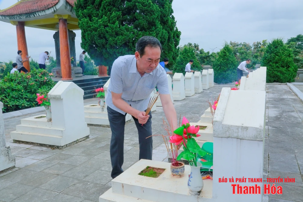 Phó Bí thư Tỉnh ủy, Chủ tịch Ủy ban MTTQ tỉnh Trịnh Tuấn Sinh thăm, tặng quà các gia đình chính sách