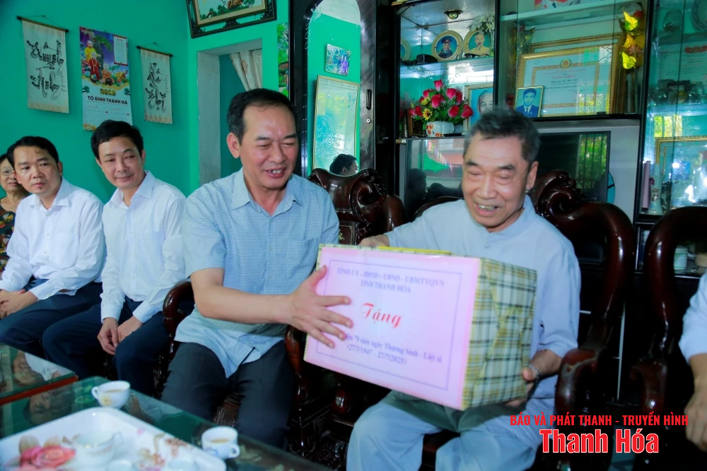 Phó Bí thư Tỉnh ủy, Chủ tịch Ủy ban MTTQ tỉnh Trịnh Tuấn Sinh thăm, tặng quà các gia đình chính sách