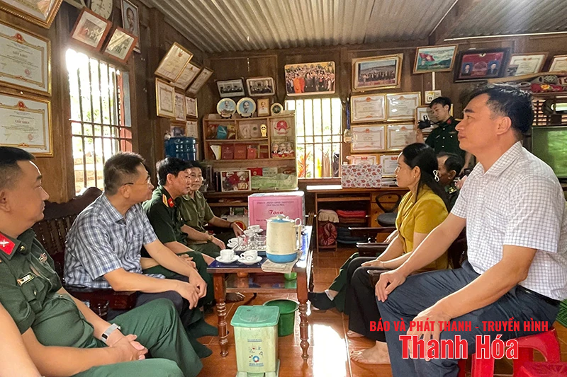 Lãnh đạo Bộ CHQS m m88 thăm, tặng quà gia đình thương binh tại xã Tam Chung