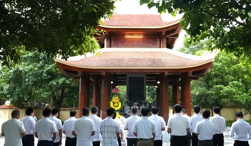 Công ty Điện lực cá cược bóng đá m88 dâng hương tưởng nhớ các Anh hùng liệt sĩ