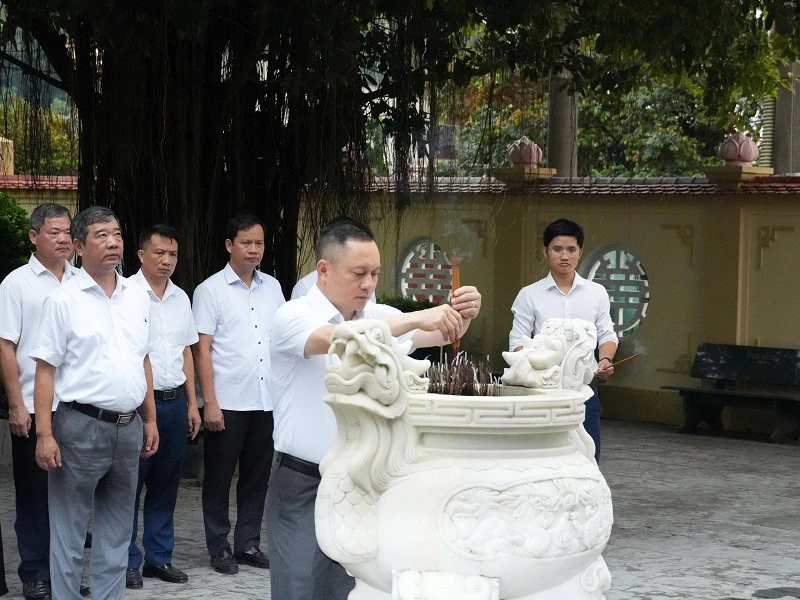 Công ty Điện lực cá cược bóng đá m88 dâng hương tưởng nhớ các Anh hùng liệt sĩ