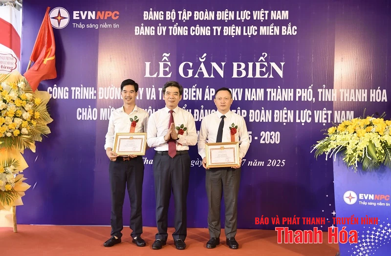 Gắn biển công trình chào mừng Đại hội đại biểu Đảng bộ Tập đoàn Điện lực Việt Nam