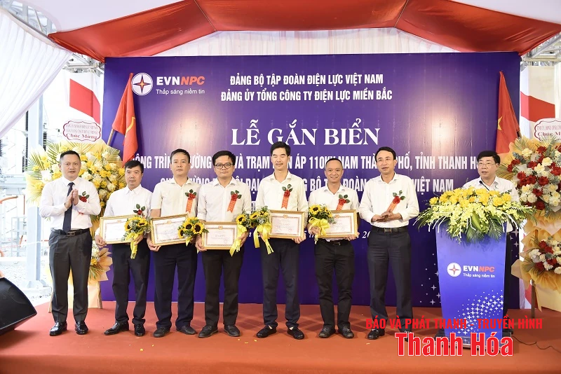 Gắn biển công trình chào mừng Đại hội đại biểu Đảng bộ Tập đoàn Điện lực Việt Nam