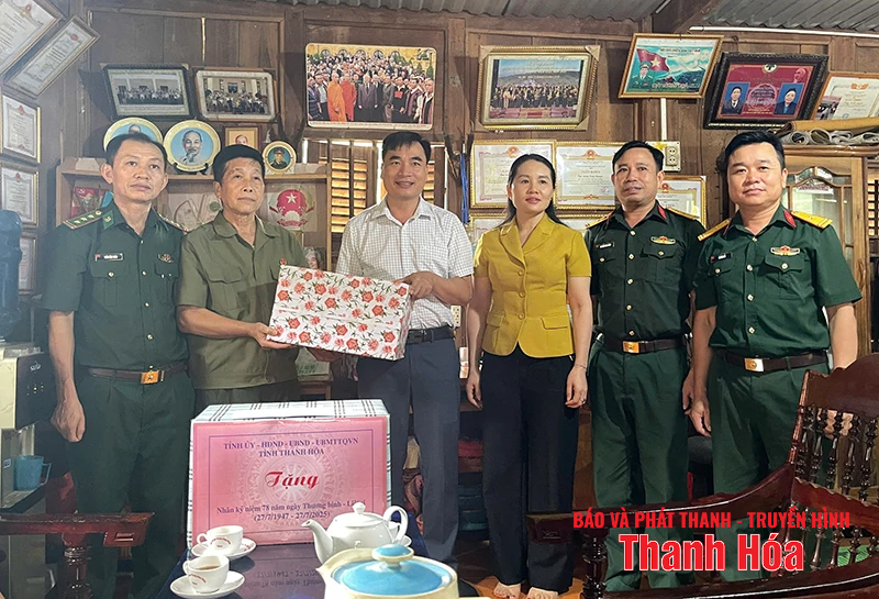 Lãnh đạo Bộ CHQS m m88 thăm, tặng quà gia đình thương binh tại xã Tam Chung