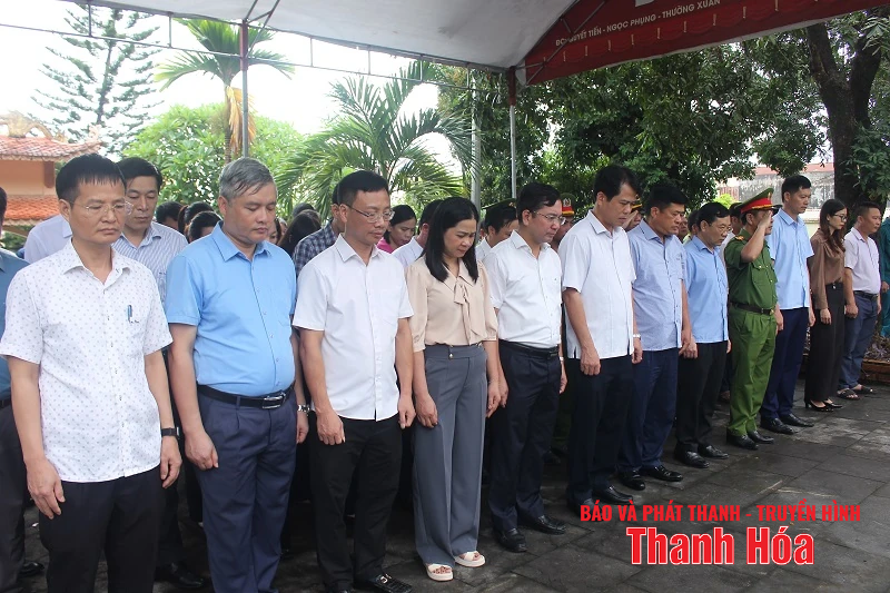 Trưởng Ban Tuyên giáo và Dân vận m88 link mới nhất Đào Xuân Yên viếng nghĩa trang liệt sĩ và thăm, tặng quà các gia đình chính sách