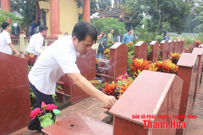 Trưởng Ban Tuyên giáo và Dân vận m88 link mới nhất Đào Xuân Yên viếng nghĩa trang liệt sĩ và thăm, tặng quà các gia đình chính sách