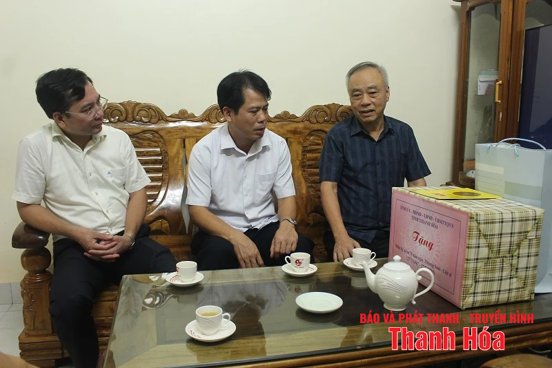Trưởng Ban Tuyên giáo và Dân vận m88 link mới nhất Đào Xuân Yên viếng nghĩa trang liệt sĩ và thăm, tặng quà các gia đình chính sách