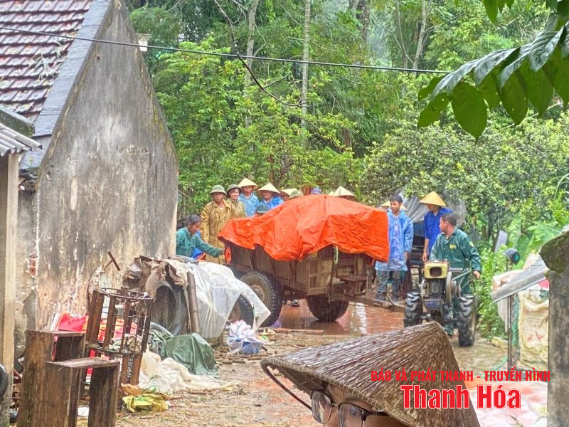 Thanh niên xung kích hỗ trợ người dân phòng chống bão số 3