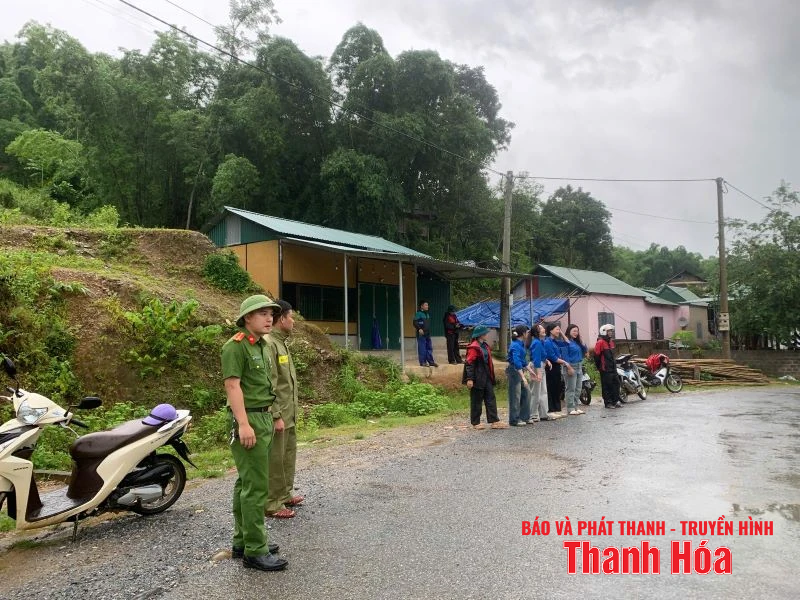 Thanh niên xung kích hỗ trợ người dân phòng chống bão số 3